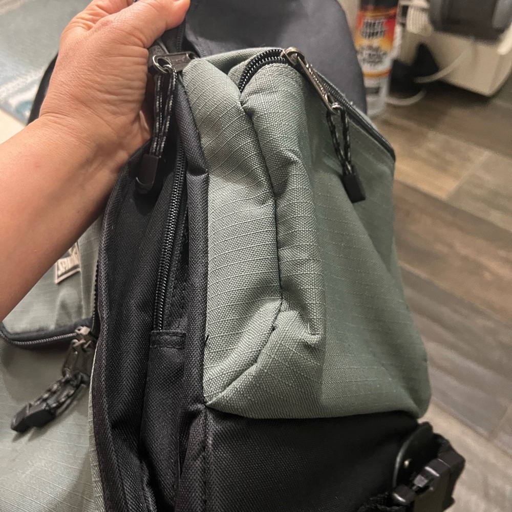 Spalding Black and Gray Athletic rolling Backpack.perfect for travel - Picture 4 of 8